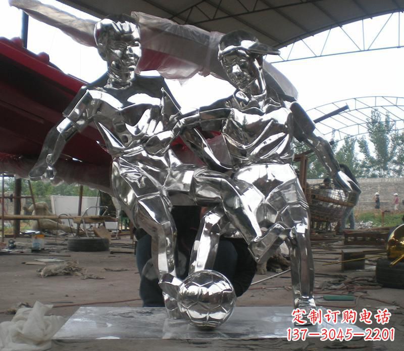 泰安不锈钢踢足球运动雕塑