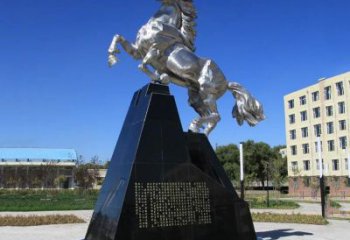 泰安不锈钢企业广场上的马雕塑