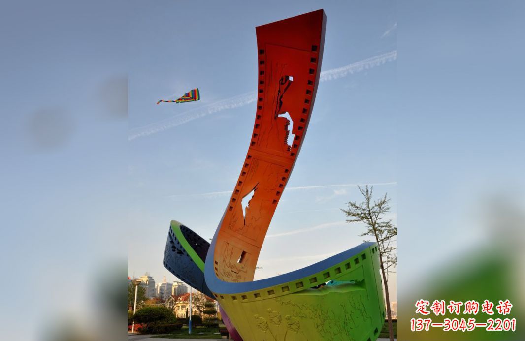 泰安不锈钢五彩胶卷广场雕塑——现代美学的象征