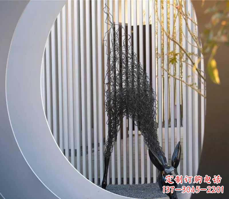 泰安不锈钢小区的长颈鹿雕塑