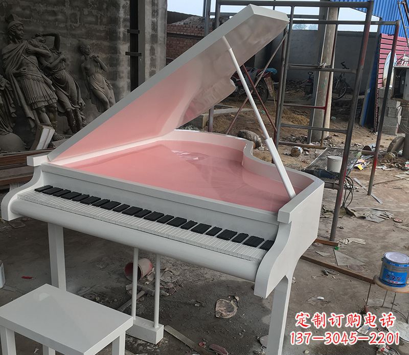 泰安校园里的钢琴雕塑