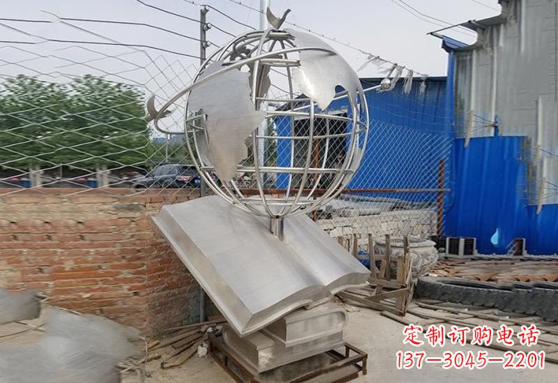 泰安不锈钢校园里的地球雕塑