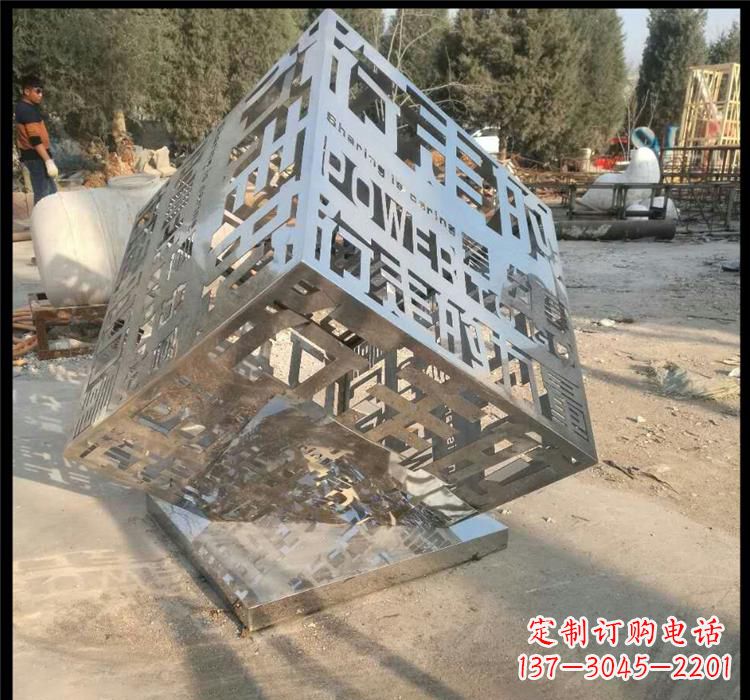 泰安不锈钢艺术镂空魔方雕塑给空间带来新的灵感