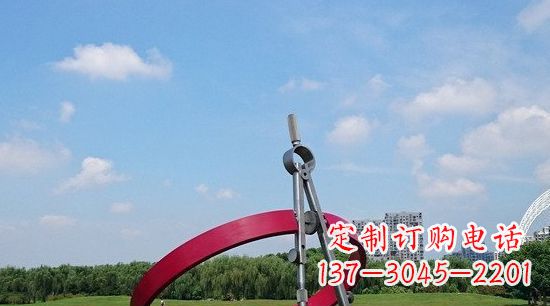 泰安不锈钢圆规雕塑环绕着美景
