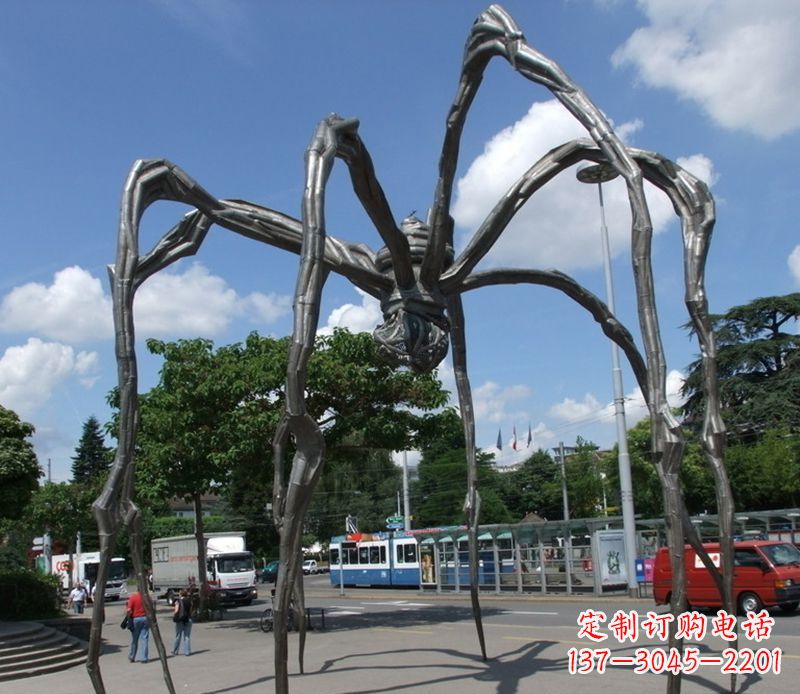 泰安蜘蛛侠雕塑点缀不锈钢的景观