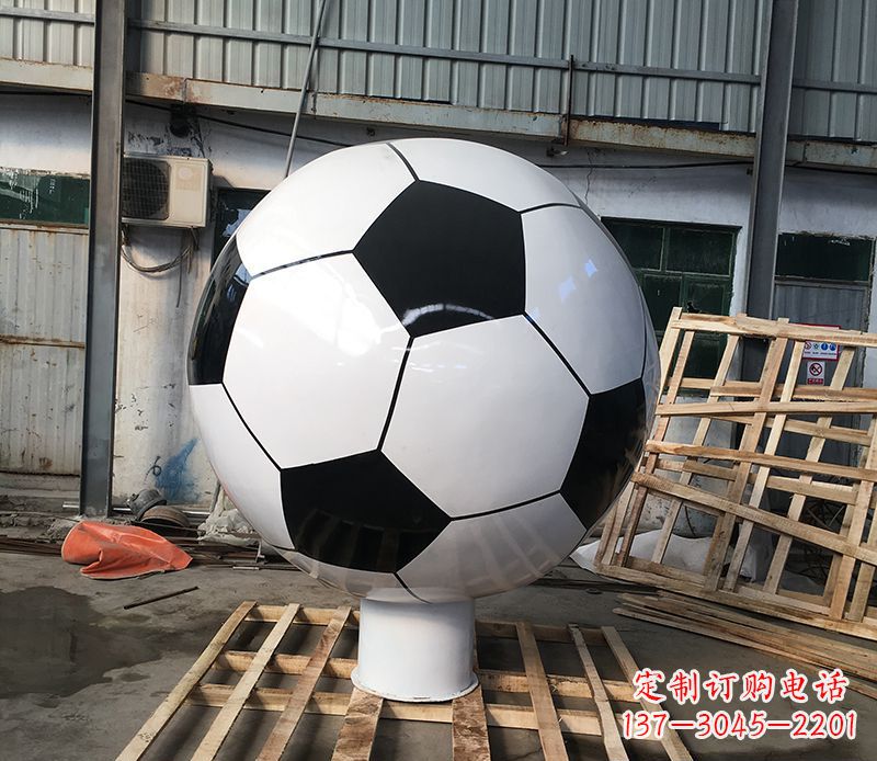 泰安激发足球热情的不锈钢足球雕塑