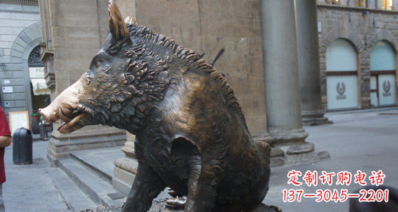 泰安野猪雕塑给步行街带来美丽风景
