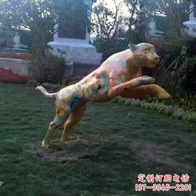 泰安彩绘豹子玻璃钢雕塑-草坪绿地动物摆件