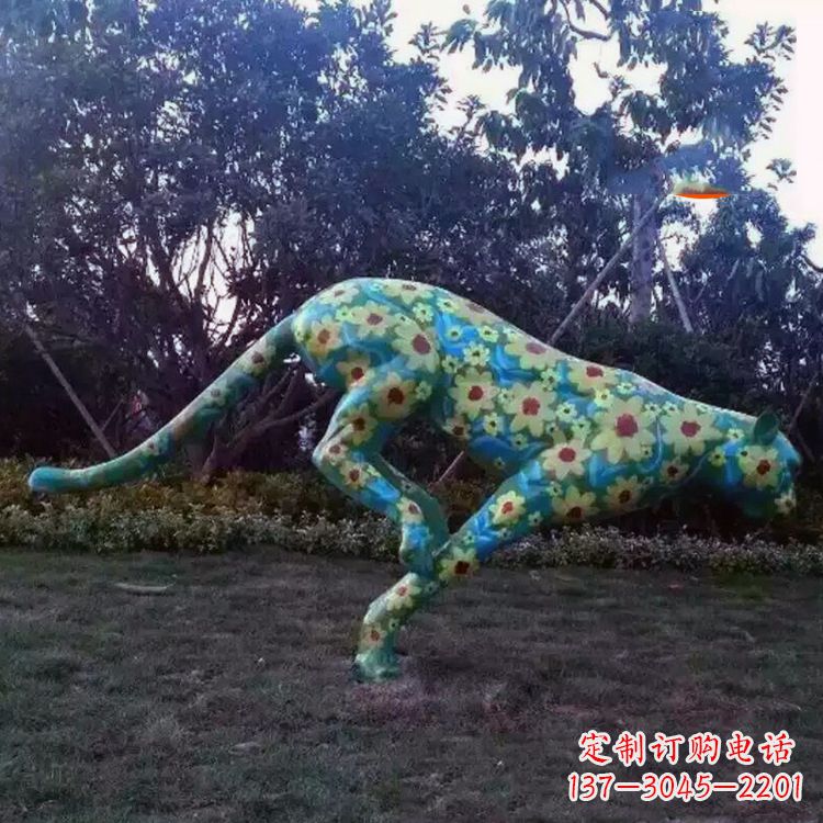泰安彩绘豹子雕塑-玻璃钢彩绘草坪动物摆件