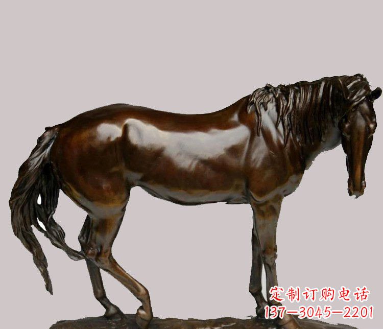 泰安草原上的动物雕塑