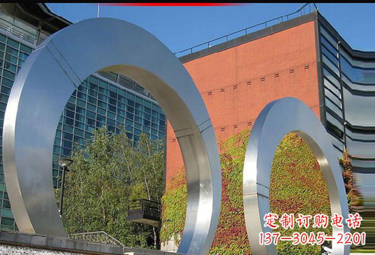 泰安城市空间里的不锈钢圆环雕塑