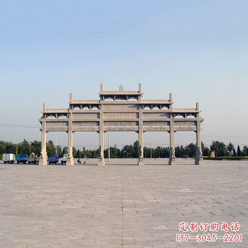 泰安精美石雕牌坊点缀城市广场