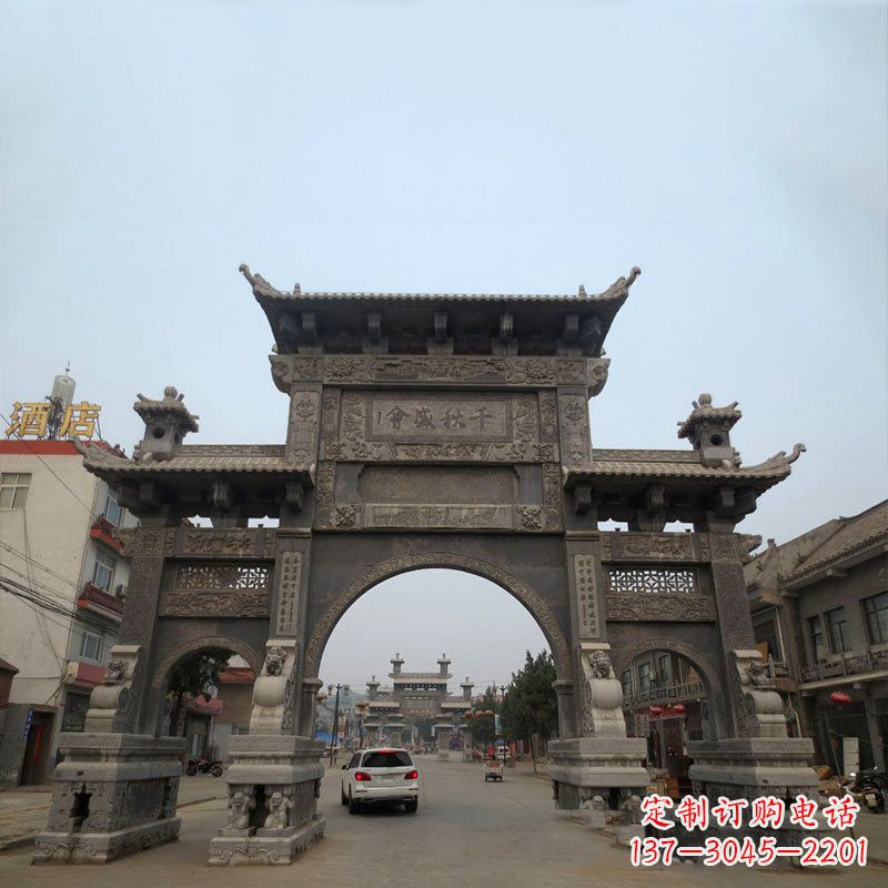 泰安城市街道仿古三门石雕牌楼
