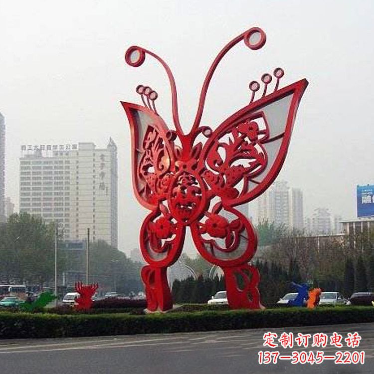 泰安绿化带上的大型红色蝴蝶雕塑