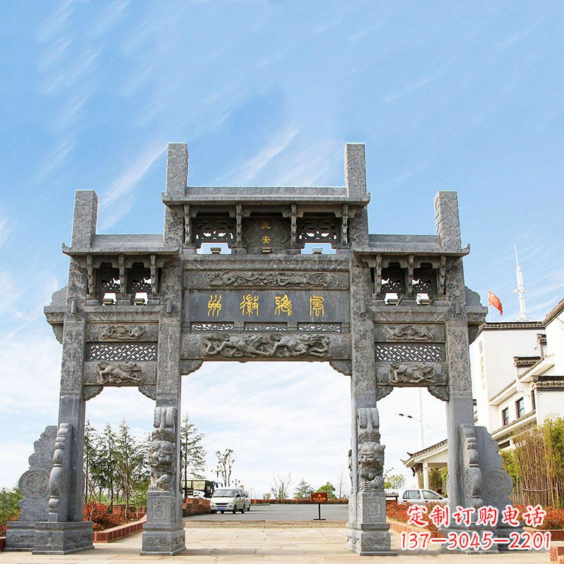 泰安城市园林中精美的牌坊雕塑