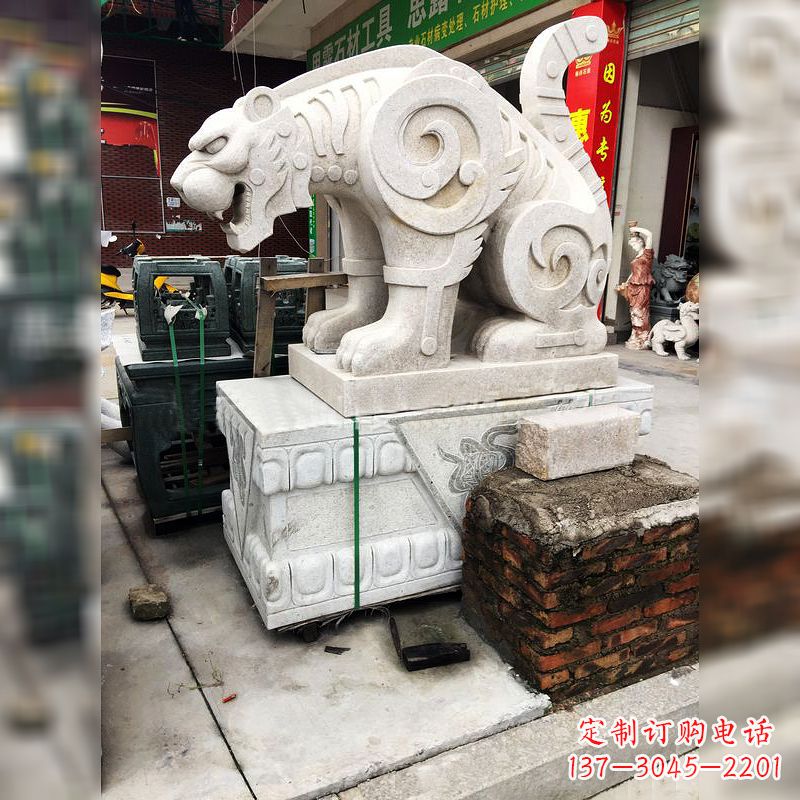 泰安大理石广场大门上的精美豹子雕塑