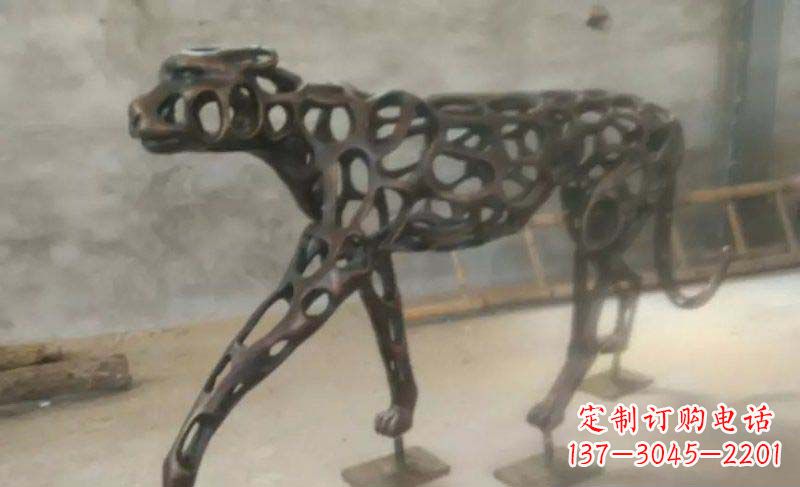 泰安珍贵的豹雕塑——金钱豹公园的标志