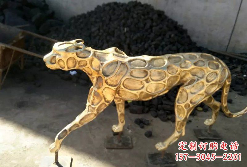 泰安青铜豹雕塑象征着非凡力量与威严