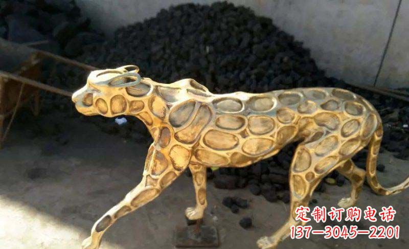 泰安雄健的豹雕塑