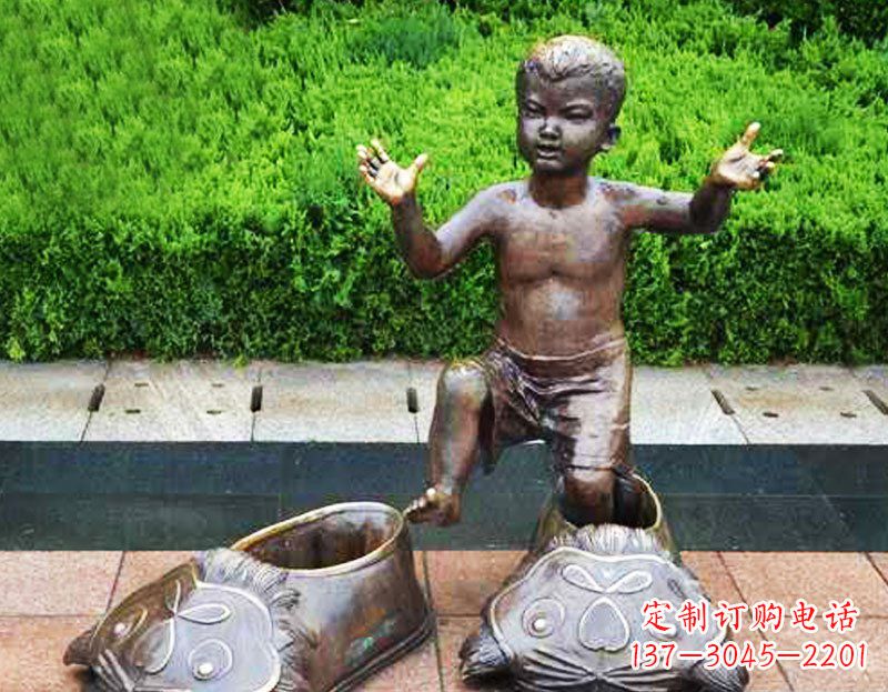 泰安穿老虎鞋的小孩公园小品玻璃钢仿铜雕塑