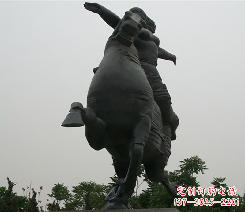 泰安穿越时空铜人骑马铜雕