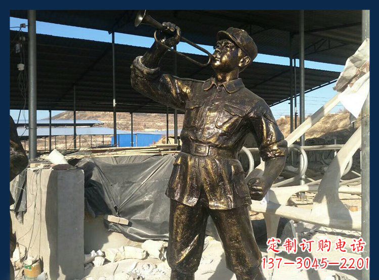 泰安吹冲锋号的八路军铜雕