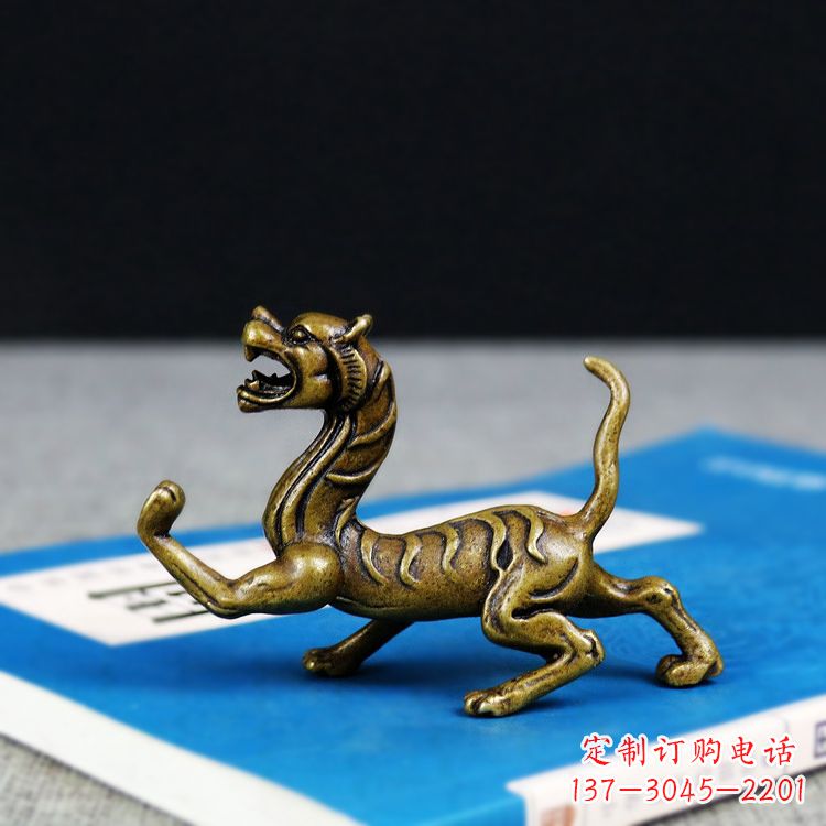 泰安金色纯铜铸造的白虎雕塑