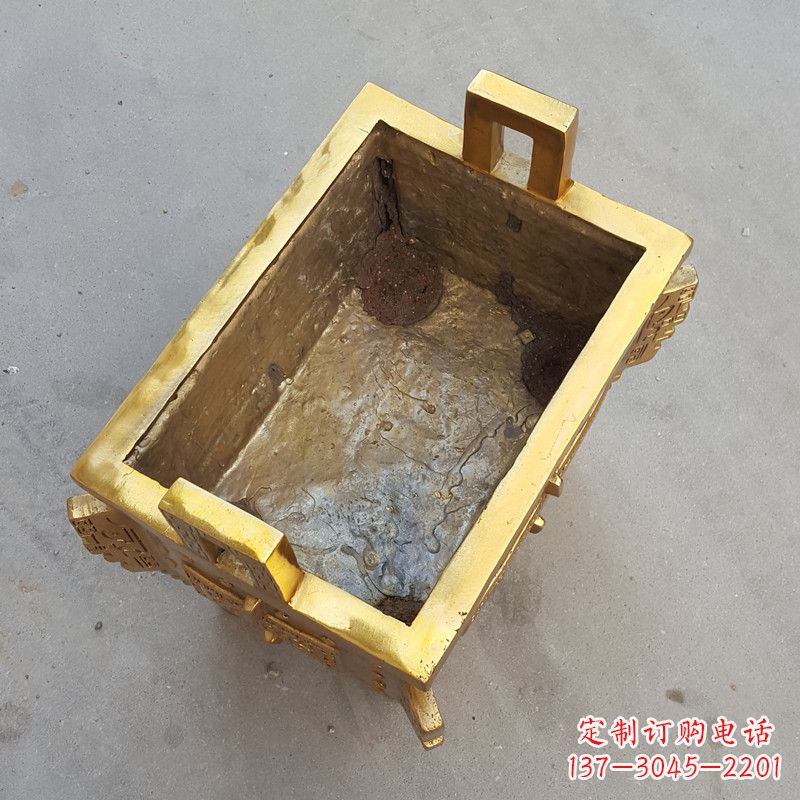 泰安以纯铜铸造的金色香炉鼎