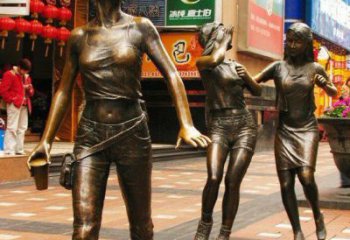 泰安步行街逛街的女孩以铜雕的形式永久保存
