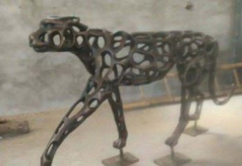 泰安珍贵的豹雕塑——金钱豹公园的标志