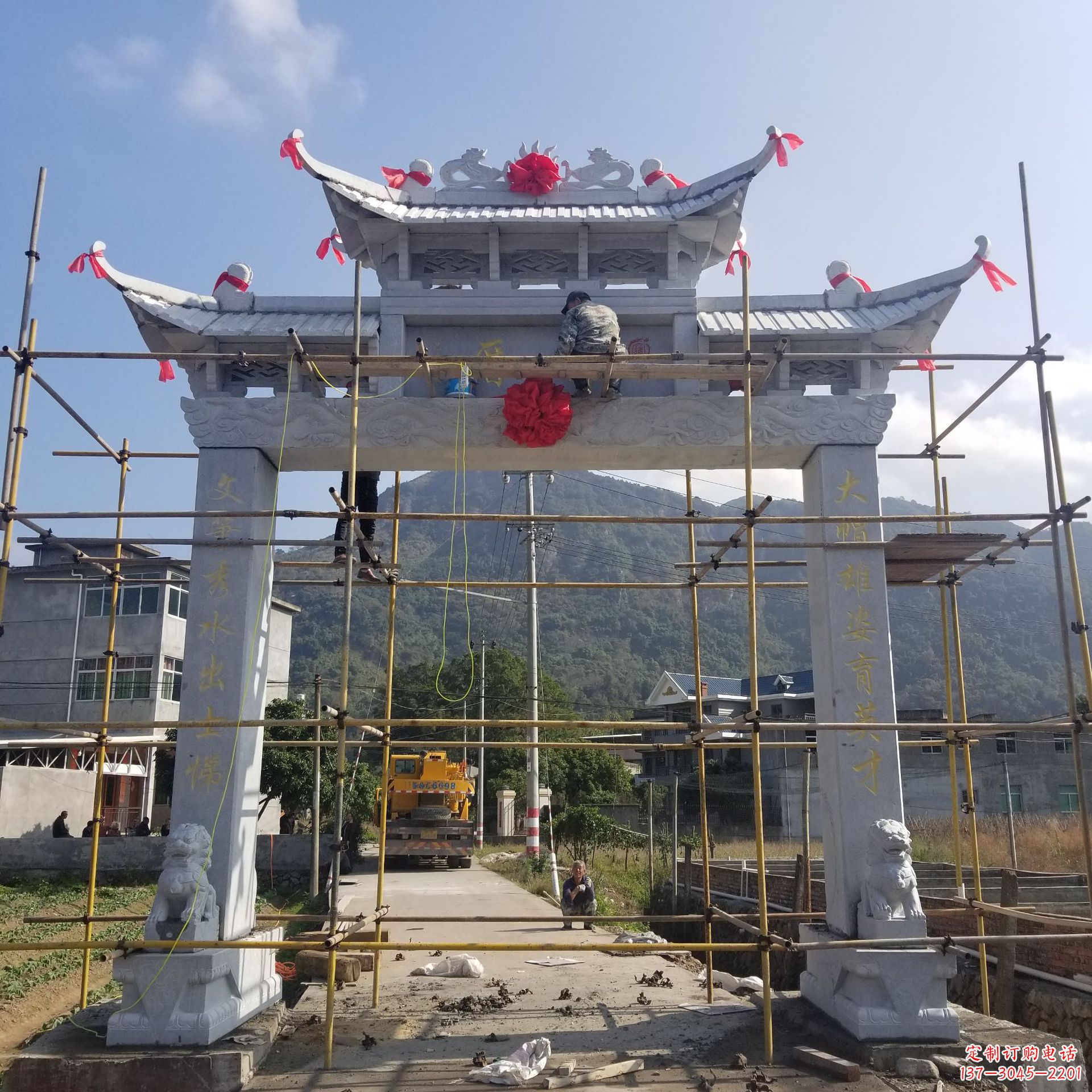 泰安精美的牌坊雕塑,点亮村口