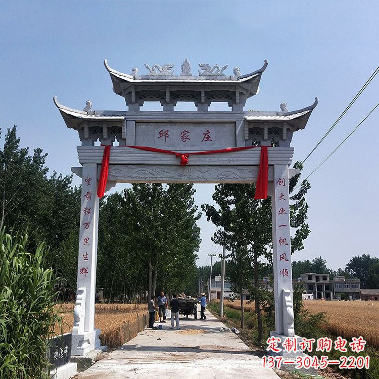 泰安古村落中的石牌坊雕塑