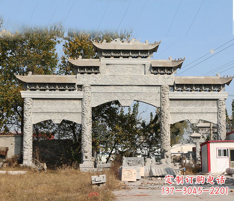 泰安村镇门口的石雕牌坊展现精湛工艺