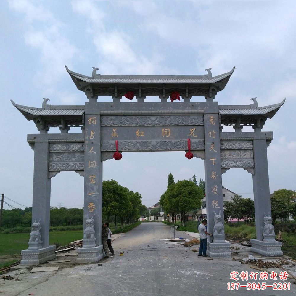 泰安青石三门牌坊雕塑传承中国古典文化