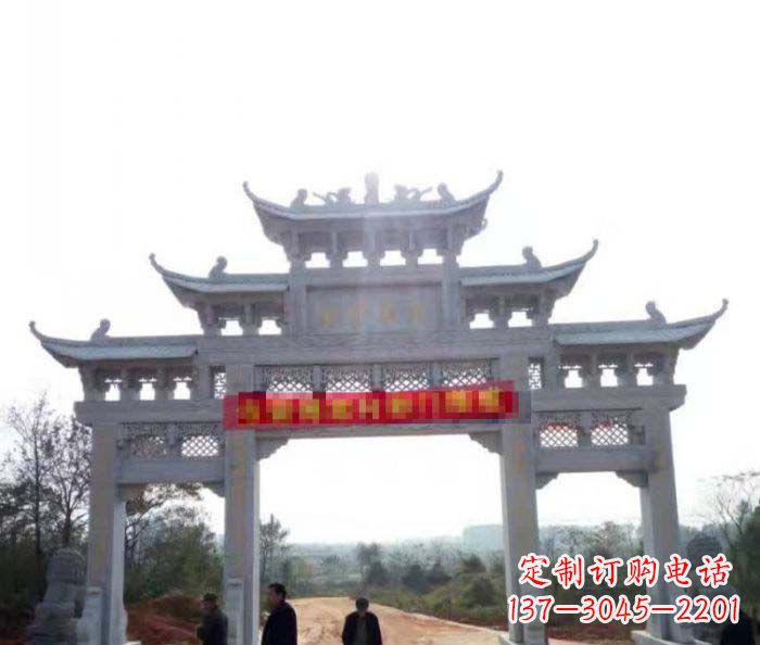 泰安三门石雕牌楼古老而精美的雕塑