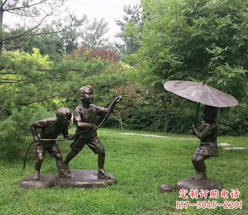 泰安打伞玩水的儿童铜雕