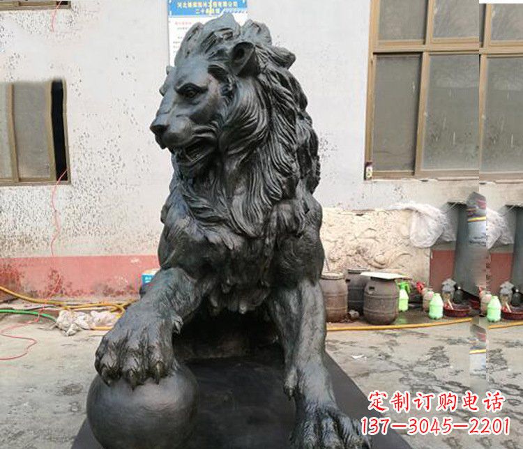 泰安大型西方踩球狮子铜雕塑