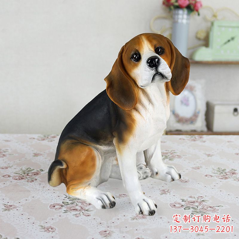 泰安玻璃钢蹲姿仿真比格犬雕塑