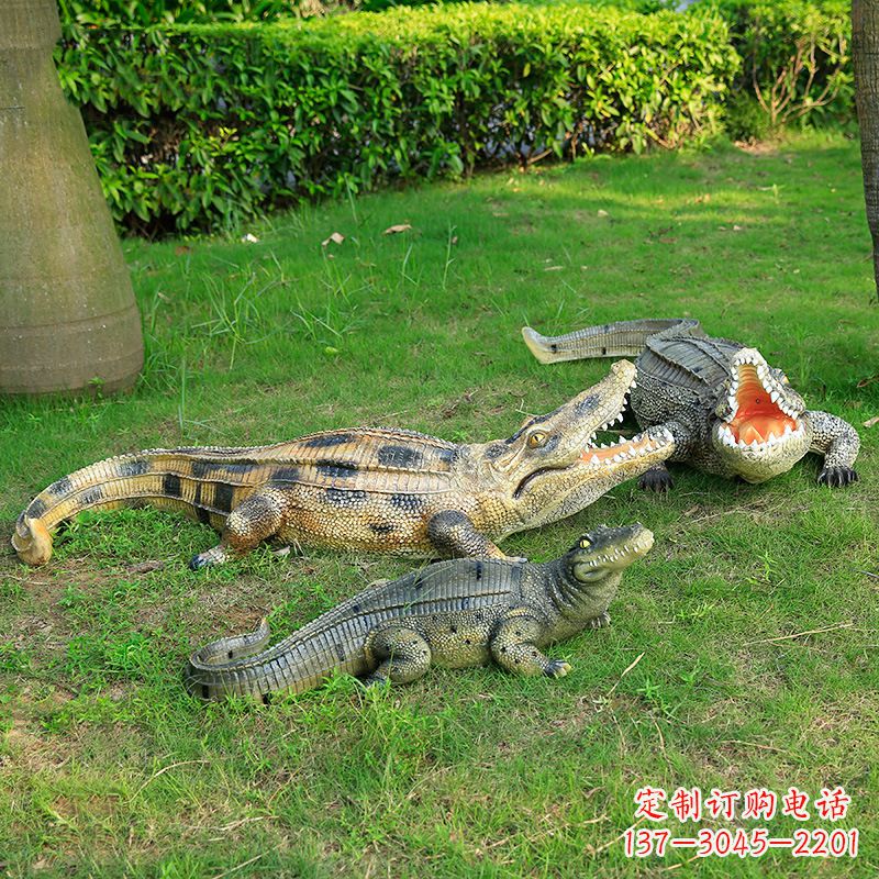 泰安鳄鱼雕塑摆件玻璃钢公园园林草坪动物雕塑