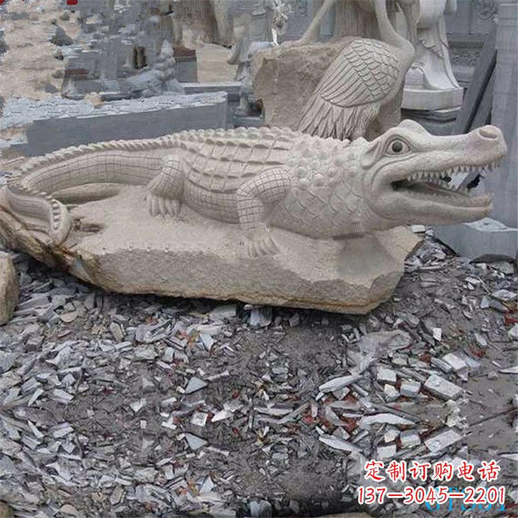 泰安鳄鱼黄沙岩动物石雕精致装饰您的家