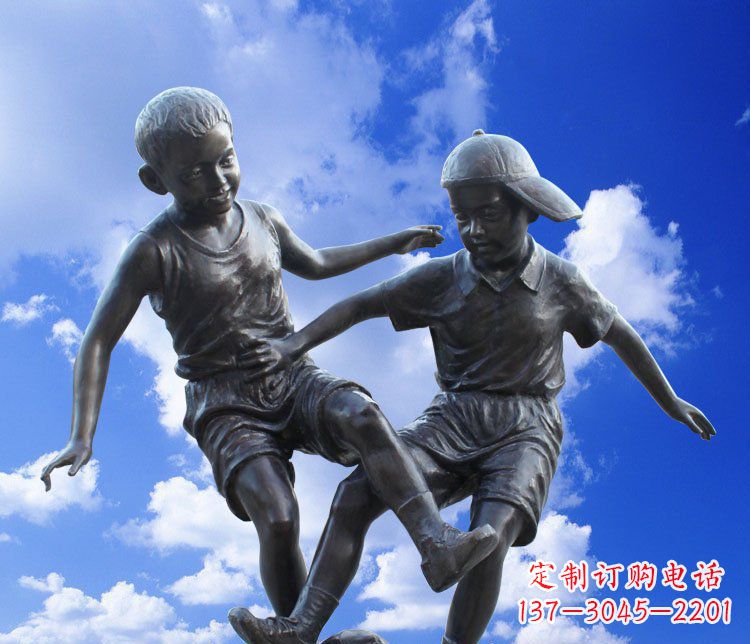 泰安儿童踢球校园玻璃钢仿铜景观雕塑