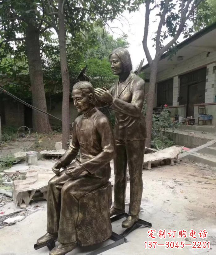 泰安纪念母亲的传统铜雕梳头人物