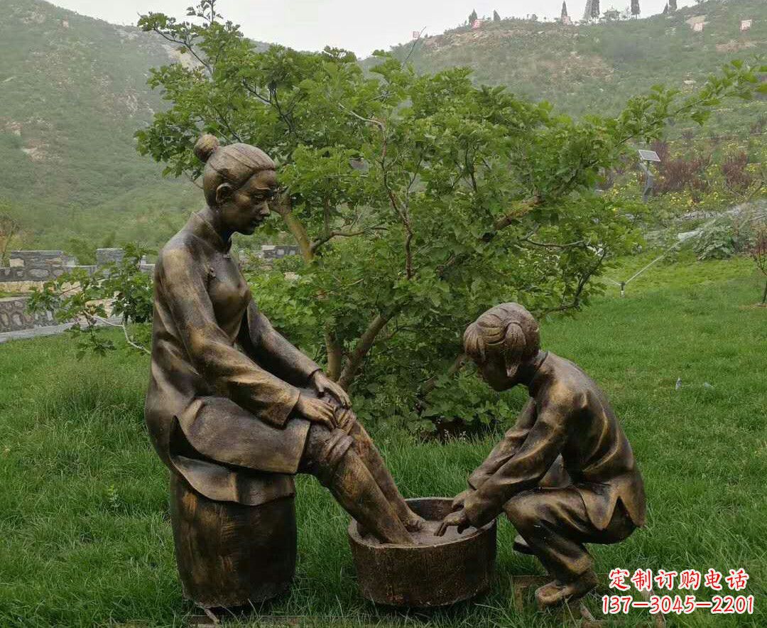 泰安给母亲洗脚的孩童雕塑