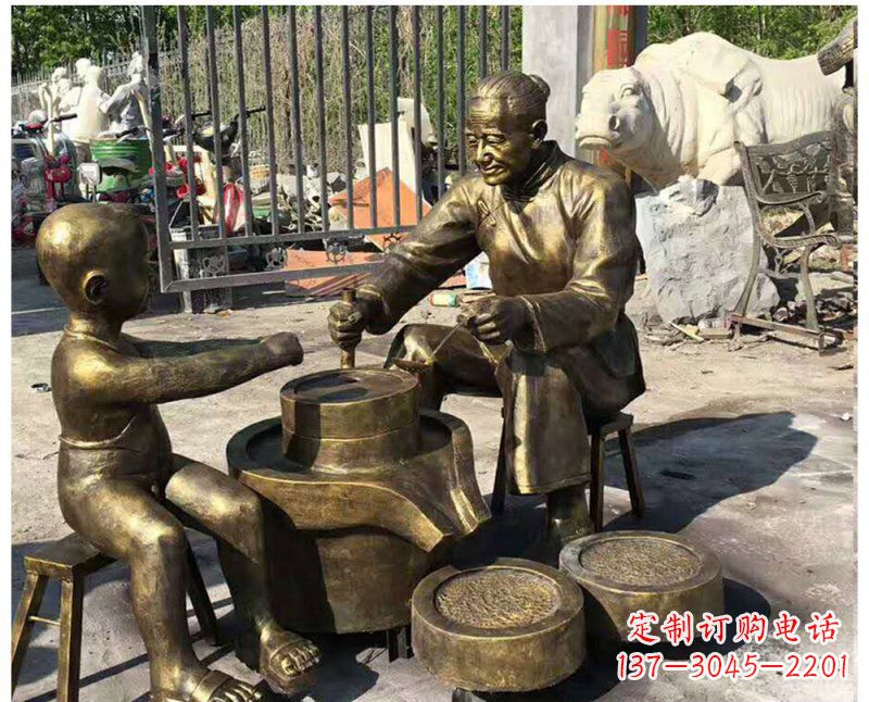 泰安传承传统,细节丰富的把老人磨豆浆雕塑