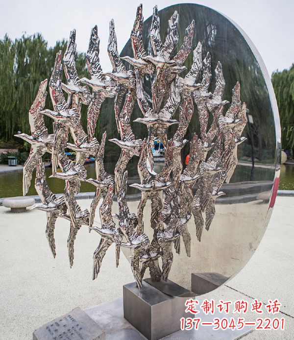 泰安欣赏鸽子轻盈的美丽——不锈钢动物鸽子雕塑