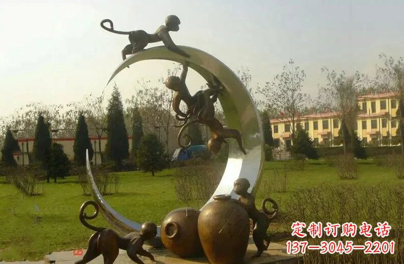 泰安不锈钢猴子拉月亮雕塑