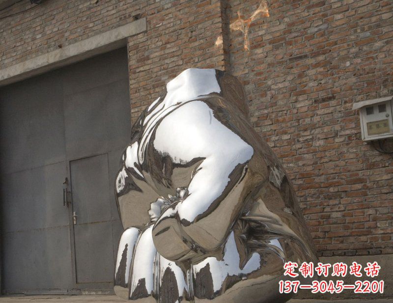 泰安冰冷威力,让精神抖动的不锈钢拳头雕塑