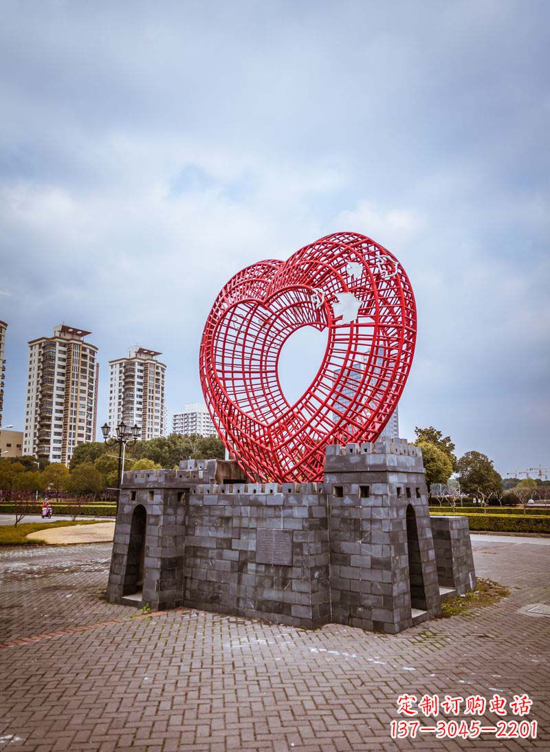 泰安拥抱和平的心以心型和平鸽雕塑传递心意
