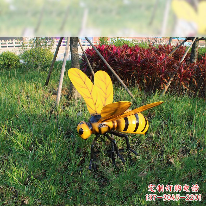 泰安公园草坪动物插件,仿真大马蜂玻璃钢雕塑