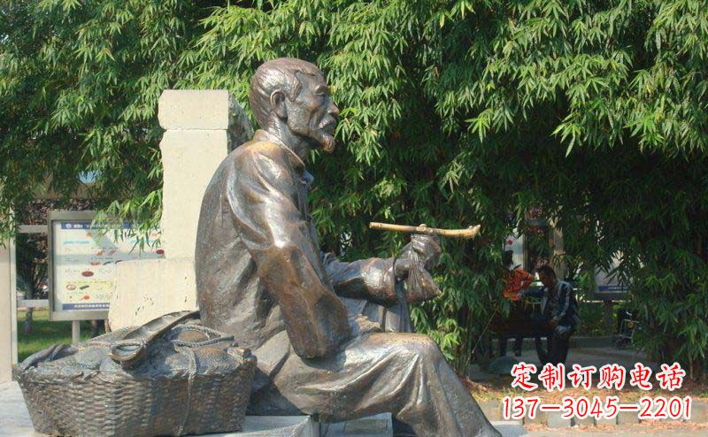 泰安老人小品铜雕抽袋烟的智慧与景仰